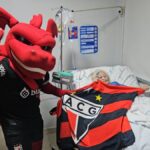 Torcedora de 86 anos símbolo do Atlético-GO recebe visita do mascote no hospital: 'Meu Dragolino'