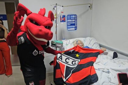 Torcedora de 86 anos símbolo do Atlético-GO recebe visita do mascote no hospital: 'Meu Dragolino'