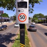 Imagem mostra um dos radares de velocidade instalados pela prefeitura em avenida de Goiânia