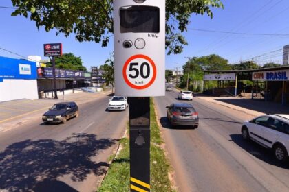 Imagem mostra um dos radares de velocidade instalados pela prefeitura em avenida de Goiânia