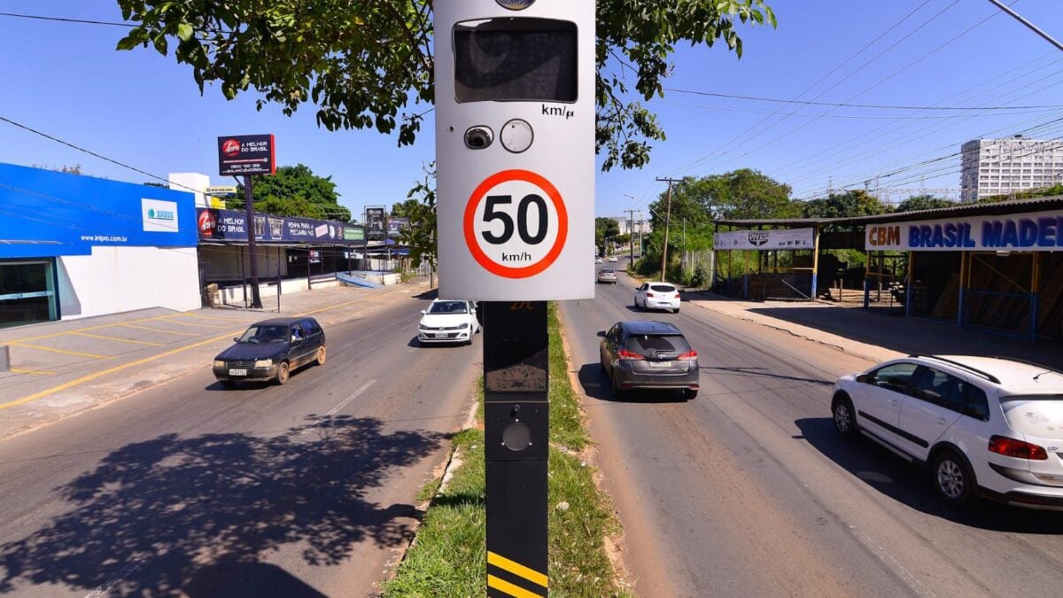 Imagem mostra um dos radares de velocidade instalados pela prefeitura em avenida de Goiânia