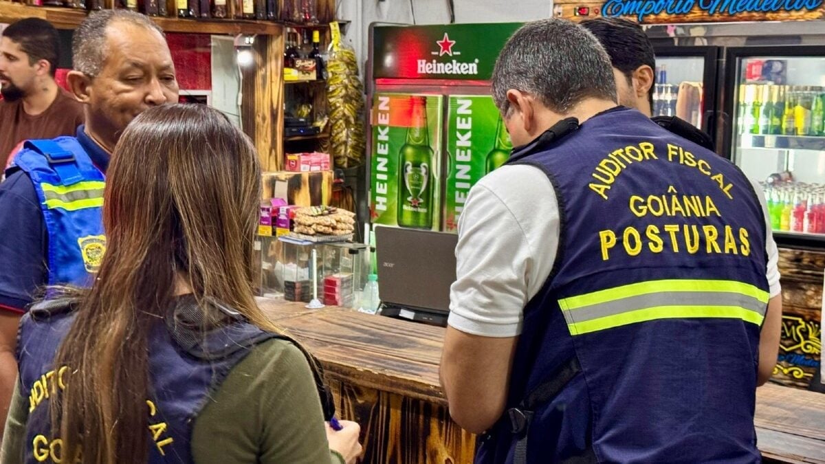 Imagem mostra agentes em ação de fiscalização em Goiânia