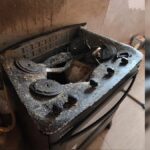 Panela de pressão explode, destrói fogão e assusta homem que estava na cozinha