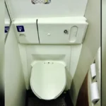 'Premium': Latam restringe banheiro dianteiro para passageiros da primeira classe