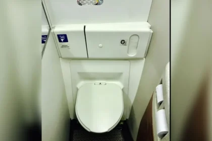 'Premium': Latam restringe banheiro dianteiro para passageiros da primeira classe