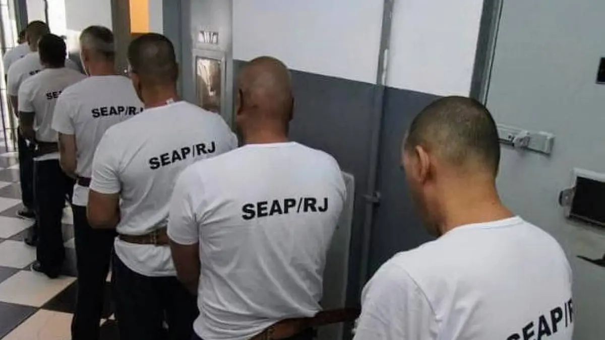 Sete presos suspeitos de liderarem Comando Vermelho no RJ são transferidos para presídios federais