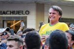 Filme sobre Jair Bolsonaro tem primeiras imagens vazadas Ator americano Jim Caviezel aparece caracterizado como o ex-presidente