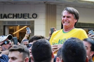 Filme sobre Jair Bolsonaro tem primeiras imagens vazadas Ator americano Jim Caviezel aparece caracterizado como o ex-presidente