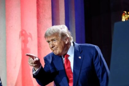 Trump deseja feliz Natal a todos, inclusive à 'escória da esquerda radical'