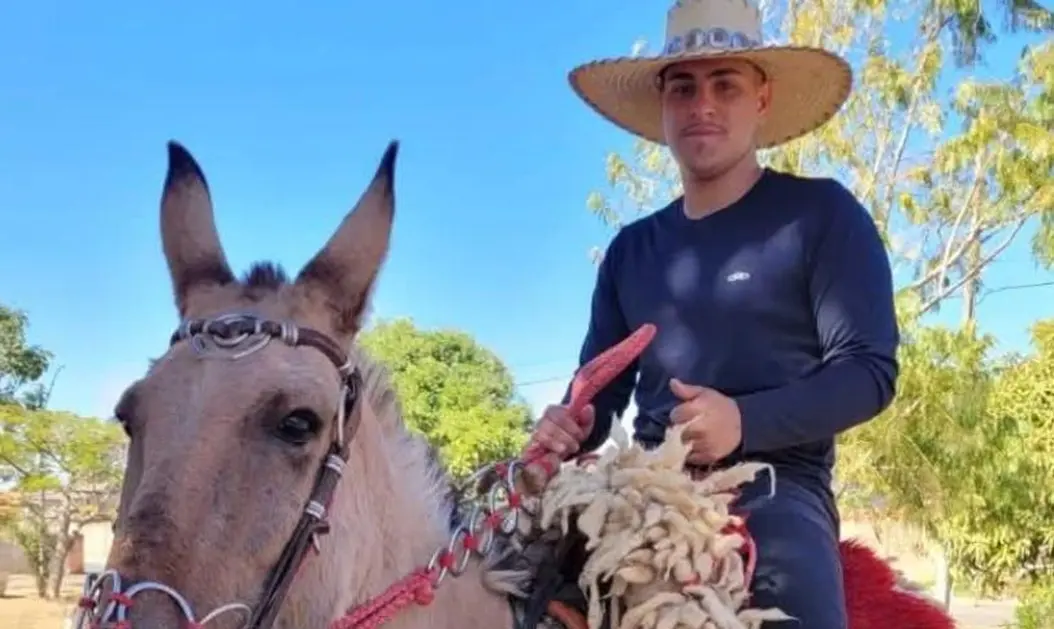 Motociclista morre após bater em carreta parada na GO-402, em Cumari Carreta estava parada na rodovia devido a uma pane mecânica