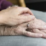 Mulheres vivem quase 7 anos a mais do que os homens; médico fala em negligência com a saúde