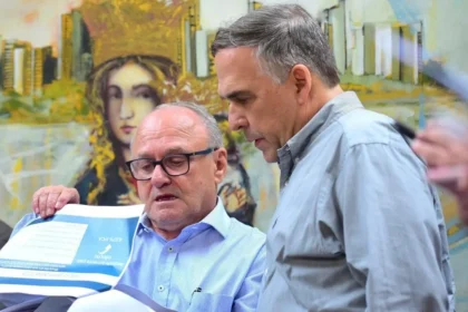 Imagem mostra secretário de finanças apresentando indicadores ao prefeito Sandro Mabel