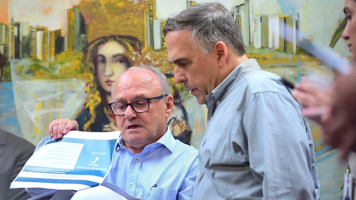 Imagem mostra secretário de finanças apresentando indicadores ao prefeito Sandro Mabel