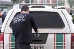 Imagem mostra agente da Polícia Civil durante operação