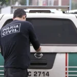 Imagem mostra agente da Polícia Civil durante operação