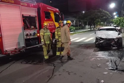 Acidente entre dois carros de luxo no setor Bueno, em Goiânia, deixa duas pessoas feridas