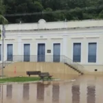 Rio Vermelho transborda na Cidade de Goiás após chuvas intensas