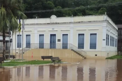 Rio Vermelho transborda na Cidade de Goiás após chuvas intensas