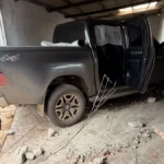 Caminhonete ficou danificada devido ao impacto - (Foto: divulgação/Corpo de Bombeiros)