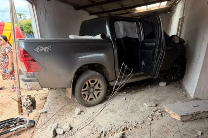 Caminhonete ficou danificada devido ao impacto - (Foto: divulgação/Corpo de Bombeiros)