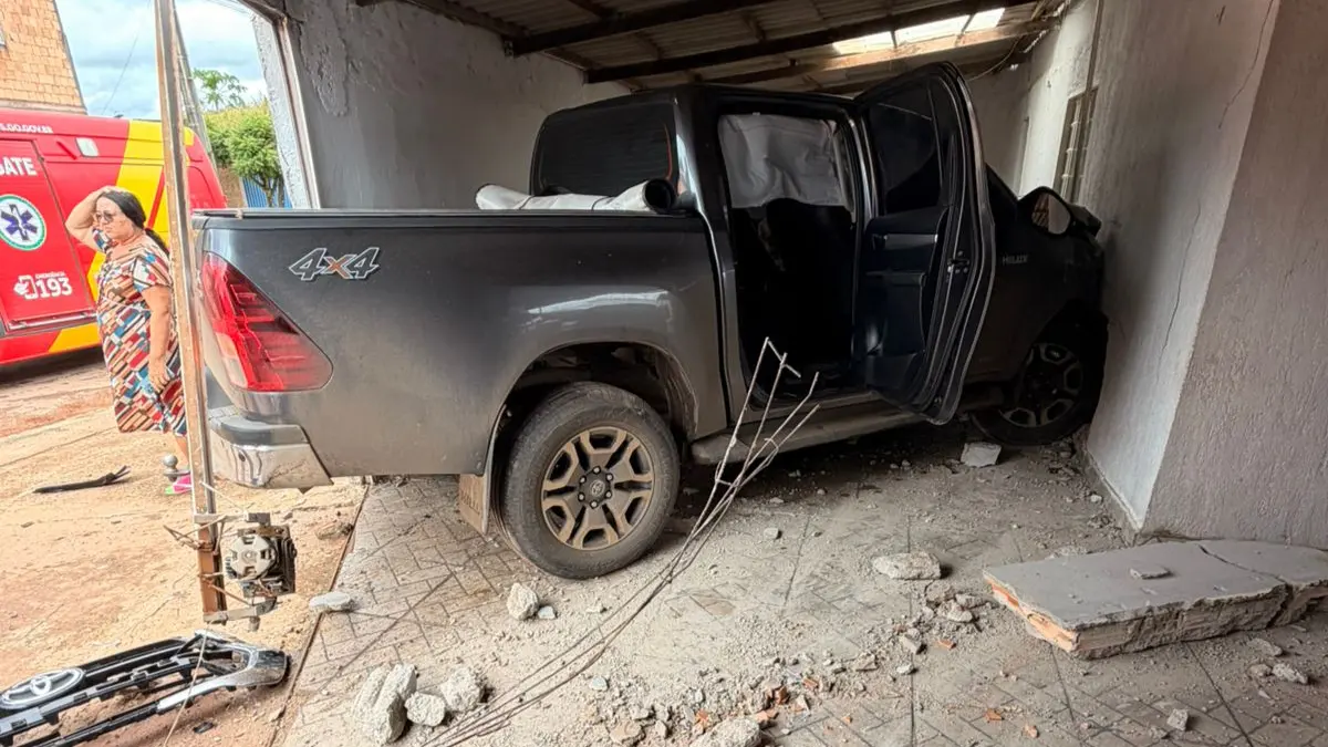 Caminhonete ficou danificada devido ao impacto - (Foto: divulgação/Corpo de Bombeiros)