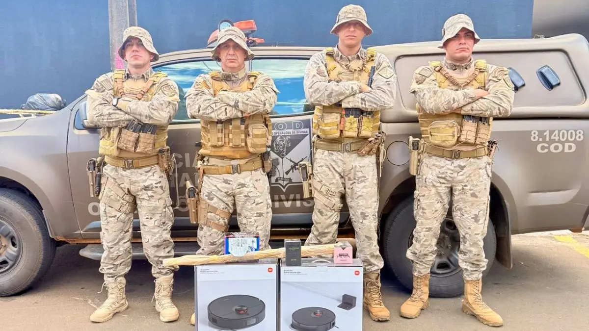 Policiais do COD com mercadorias furtadas - (Foto: reprodução/PCGO)