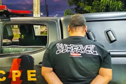 Suspeito preso por participar de linchamento na distribuidora - (Foto: Divulgação/PM)