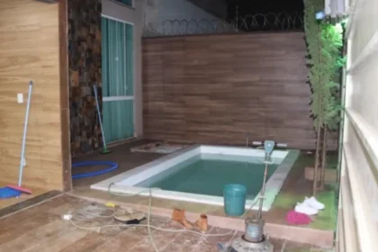 Encerador era usado na piscina no momento do choque - (Foto: reprodução/PC)