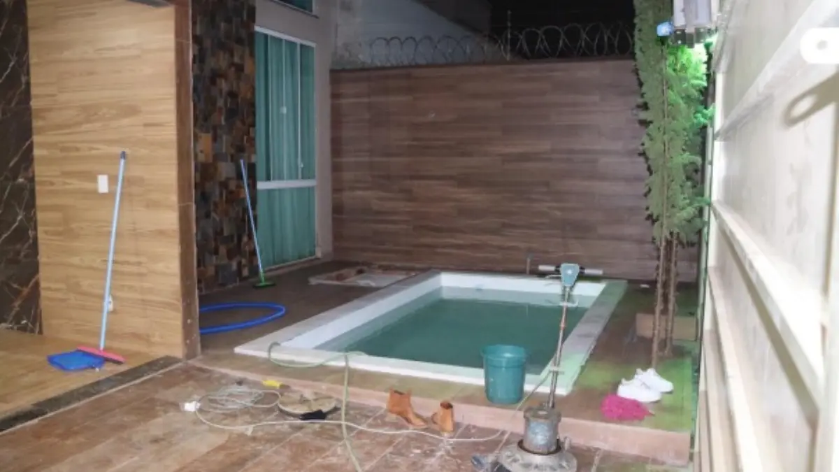 Encerador era usado na piscina no momento do choque - (Foto: reprodução/PC)