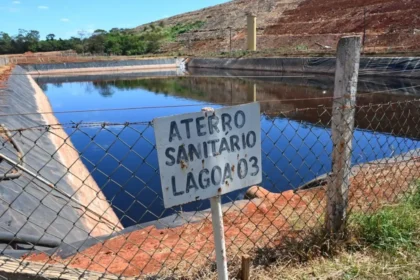 Piscina de chorume do Aterro Sanitário (Foto: Alex Malheiros)