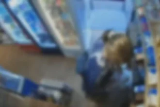 Delegada furtando mercadorias de mercado - (Foto: reprodução)