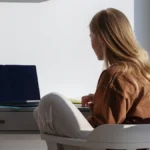 Justiça condena empresa a pagar horas extras à funcionária que fazia home office, em Goiânia