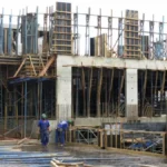 Imagem ilustrativa mostra trabalhadores durante construção de edifício