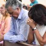 Imagem mostra governador e primeira-dama em momento de oração