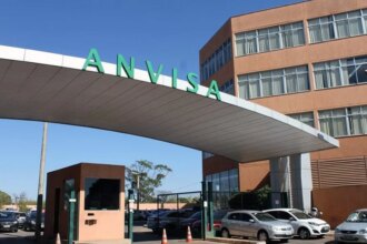 Anvisa determina recolhimento de produtos alimentícios por irregularidades; saiba quais suplementos, energéticos e mix instantâneo de frutas
