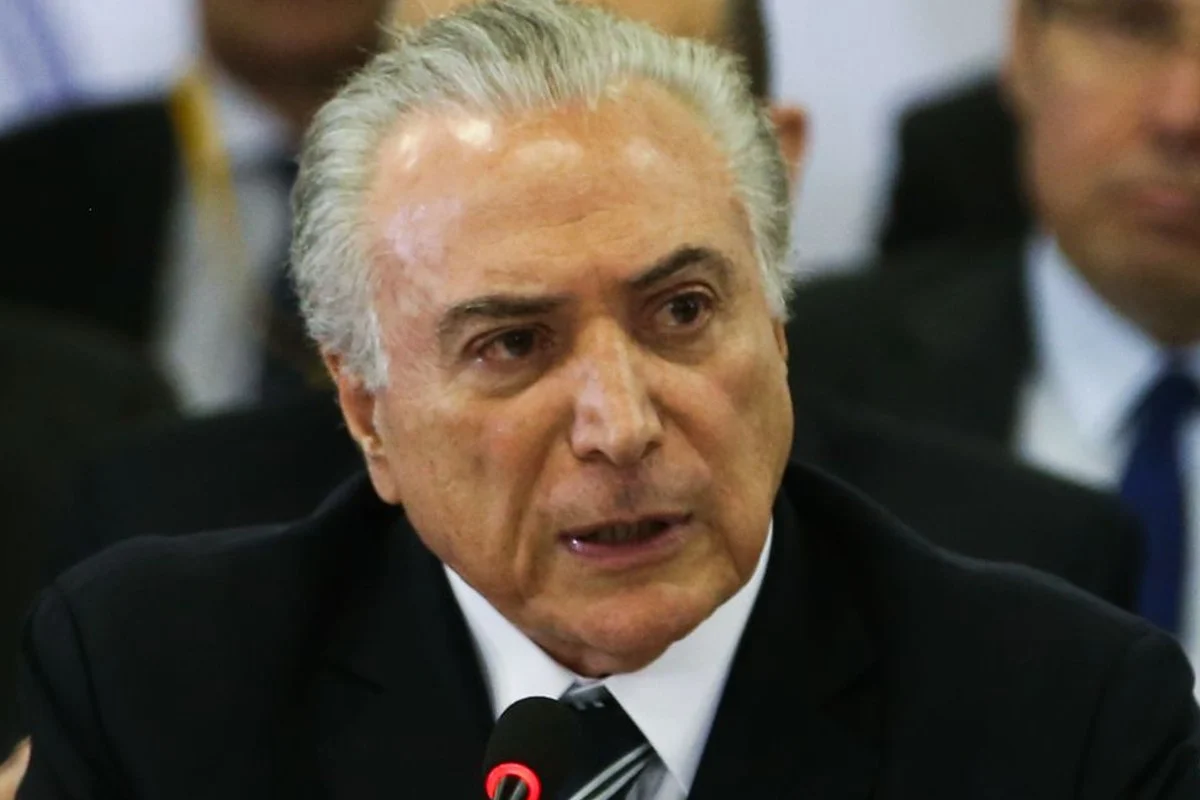 Temer cita escola de samba que o retratou como vampiro, fala em bajulação na Sapucaí e alfineta Lula