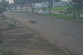 Entregador por aplicativo é arremessado após ser atingido por carro no Parque das Flores, em Goiânia