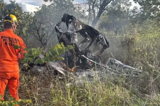 Avião cai após decolagem em Formosa, mas piloto escapa antes da aeronave pegar fogo