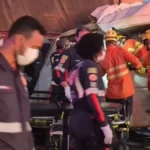 Adesivo em van que bateu em carreta na BR-020 dizia: 'Tocar a noite toda'