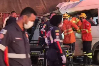 Adesivo em van que bateu em carreta na BR-020 dizia: 'Tocar a noite toda'