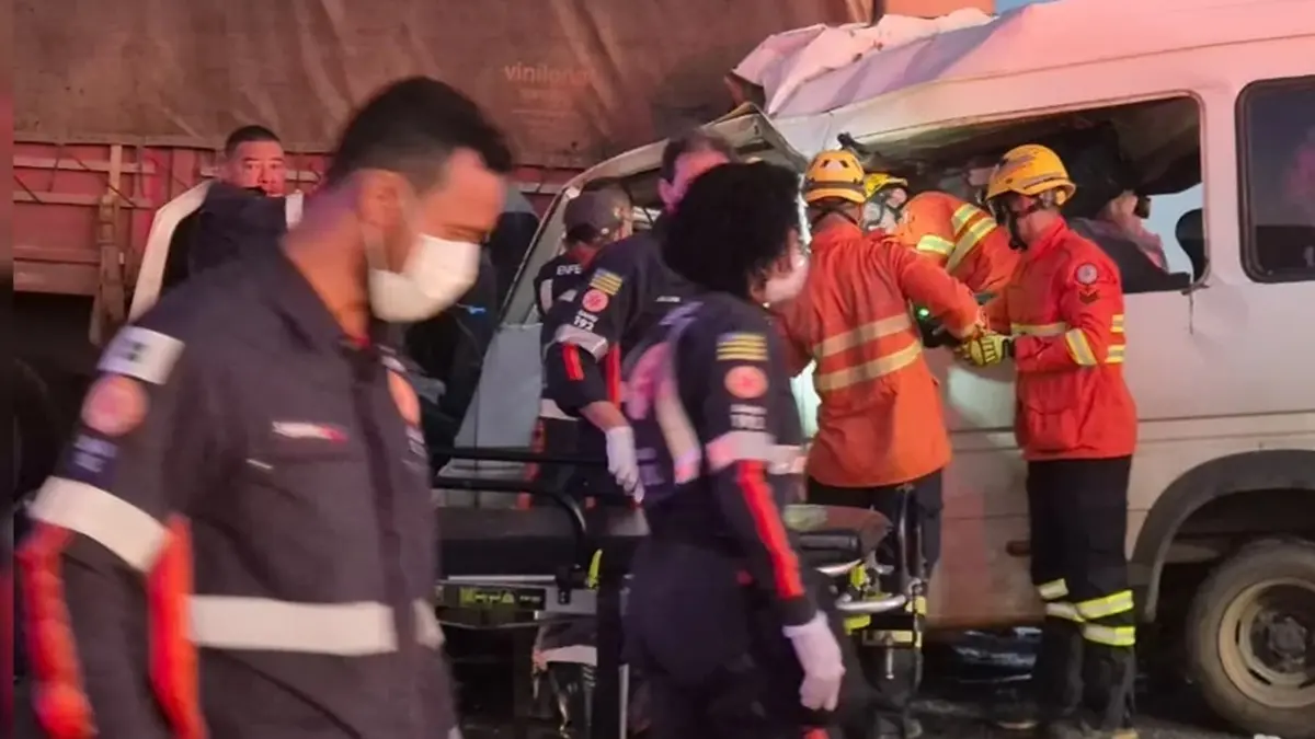 Adesivo em van que bateu em carreta na BR-020 dizia: 'Tocar a noite toda'