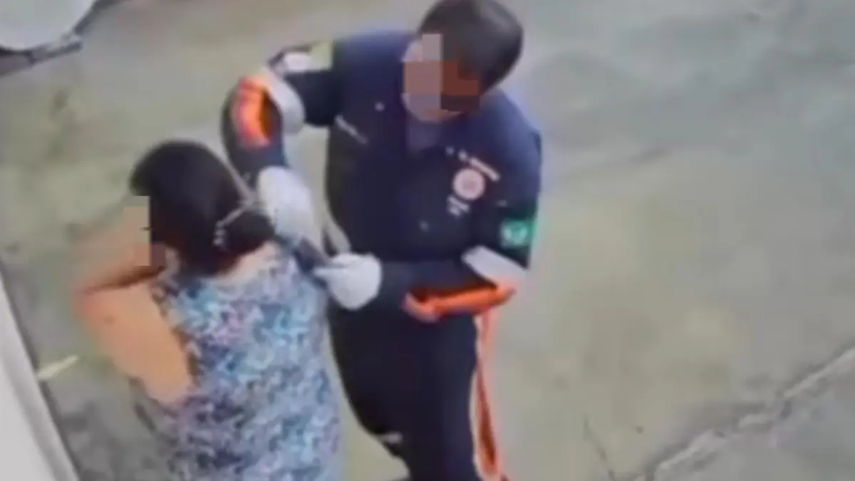 Vítima sendo atendida pelo Samu - (Foto: reprodução)