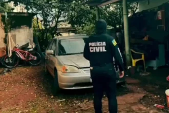 Agente cumprindo mandados - (Foto: divulgação/PC)