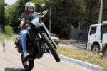 Influencer Dodi dando 'grau' na moto - (Foto: reprodução/redes sociais)
