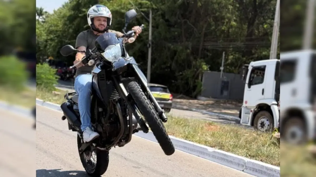 Influencer Dodi dando 'grau' na moto - (Foto: reprodução/redes sociais)