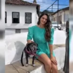 Jornalista e produtora cultural Gabriela Benunes com a cachorrinha Neguinha - (Foto: arquivo pessoal)