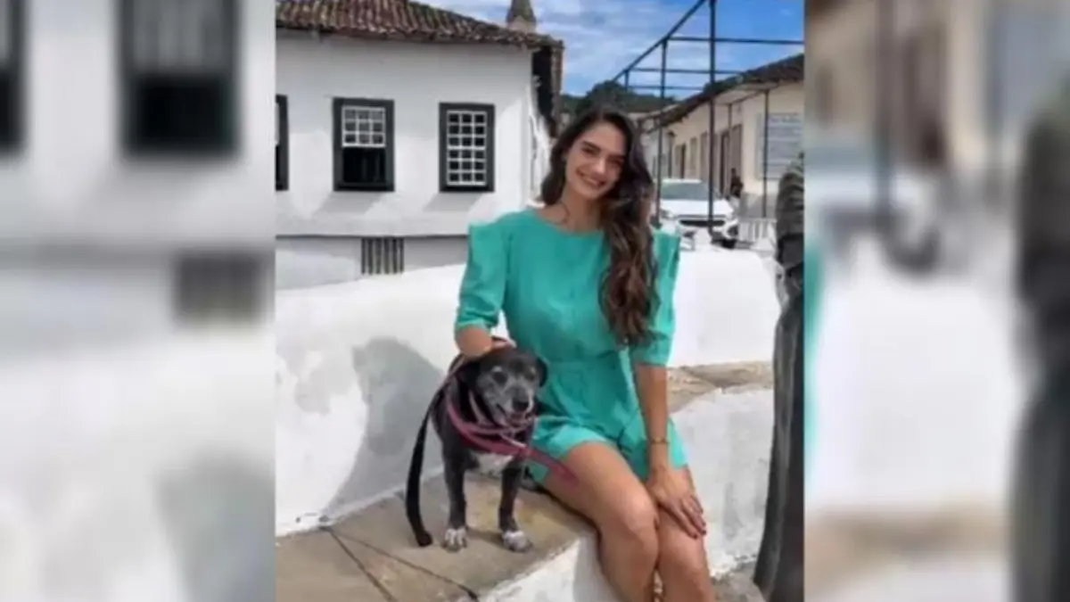 Jornalista e produtora cultural Gabriela Benunes com a cachorrinha Neguinha - (Foto: arquivo pessoal)