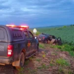 Carro utilizado pela dupla foi parar no meio do pasto - (Foto: divulgação/PM)