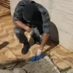 Policial pegando faca usada por casal no crime - (Foto: reprodução/PM)