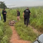 Suspeitos sendo abordados por policiais - (Foto: reprodução/PC)